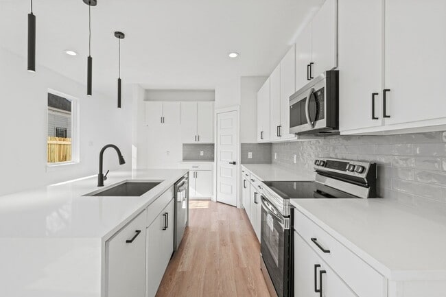 Building Photo - Modern 3BR House in Dallas (Look and Lease...