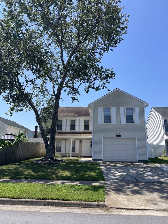 Building Photo - 1945 Livingston Oak Dr
