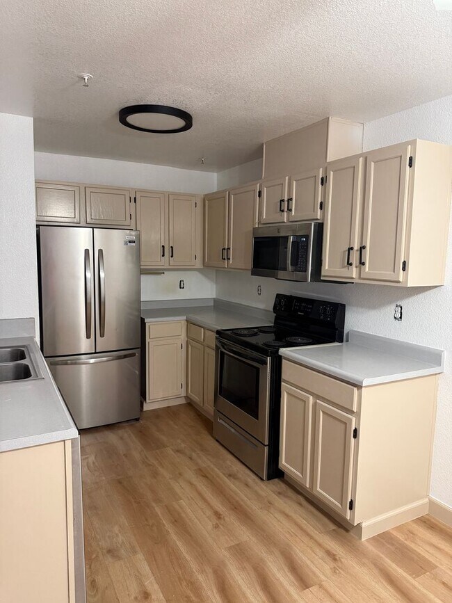 Foto del edificio - Gated Community with easy west bound 80 access