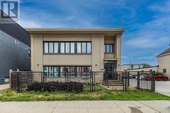 Building Photo - 130-130 Wellington St N