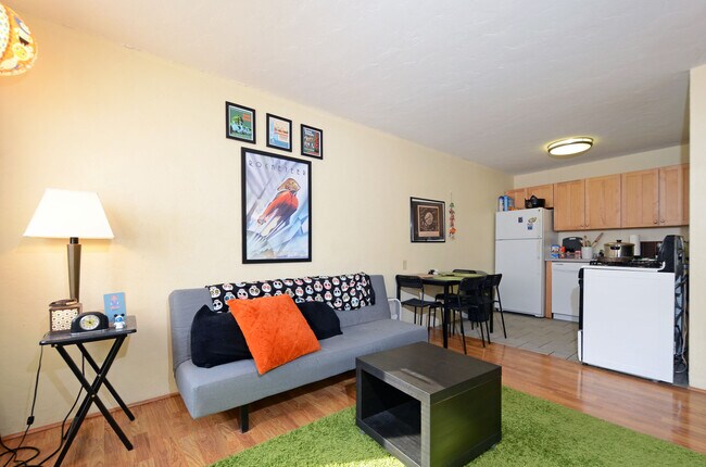 Building Photo - 1 Bed/1 Bath Condo Available June 1!
