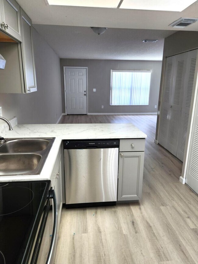 Building Photo - 85 Las Brisas Way