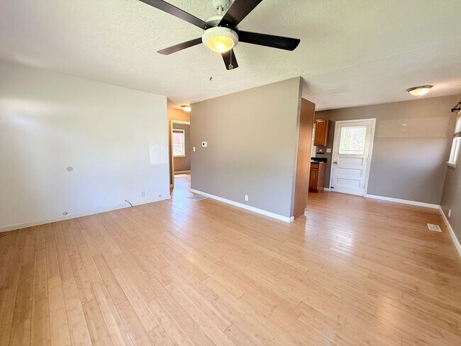 Foto del edificio - Charming 2-Bedroom Home Near Illinois State University