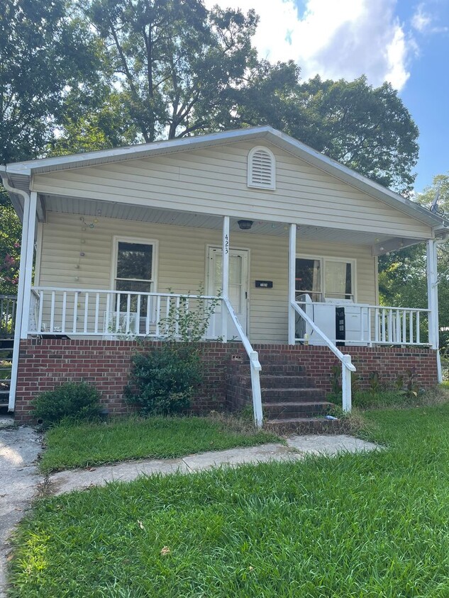 Foto principal - 3 Bedroom Convenient to A&T and Downtown G...