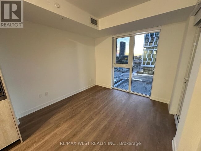 Photo du bâtiment - 1007 The Queensway