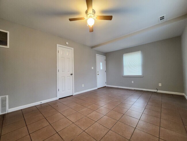 Foto del edificio - 634 S Wheatland Ave