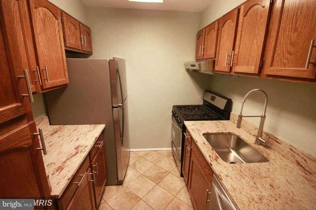 Foto del edificio - 5807 Cove Landing Rd