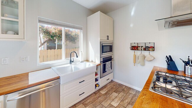 Foto del edificio - Short or Long Term Rental | ROOFTOP VIEWS!