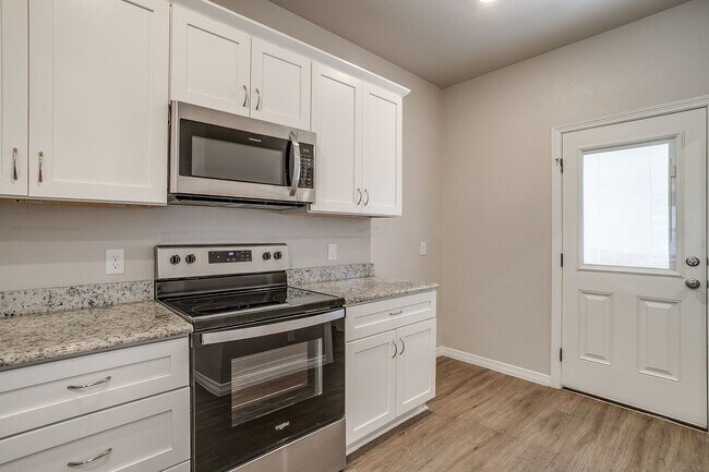 Foto del edificio - MOVE-IN READY!