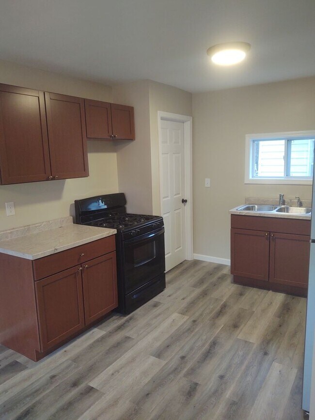 Building Photo - 2 bedroom 1 bathroom unit