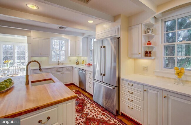 Foto del edificio - 11 Buckingham Dr