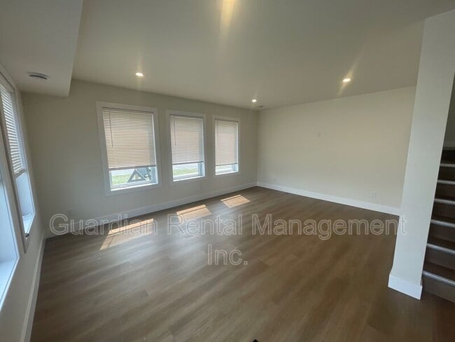 Building Photo - 1101 Frederica St W