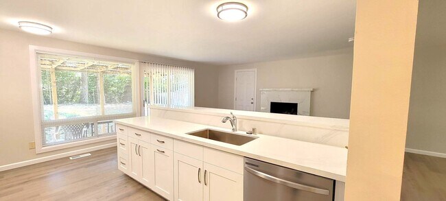 Foto del edificio - Updated 4 Bedroom Rambler – Spacious, Styl...