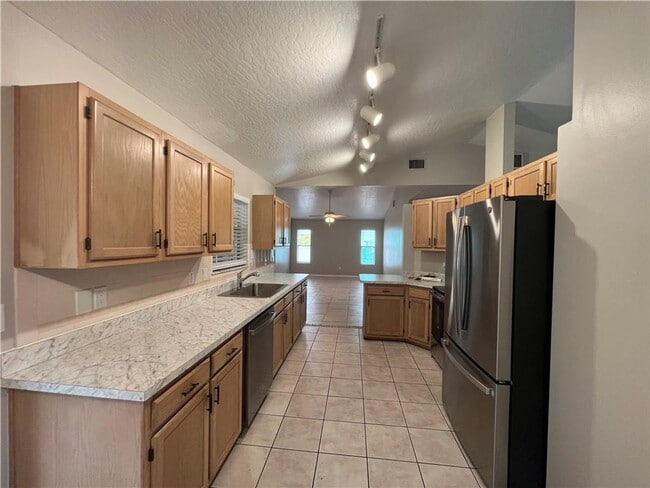 Building Photo - Sebastian 3 /2