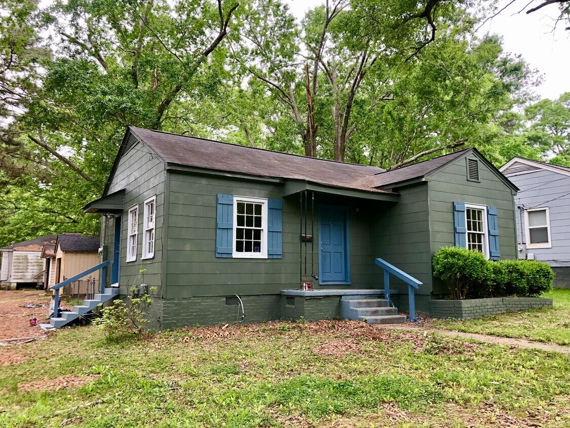 Primary Photo - This 2/1 in the Broadmoor Community is rea...