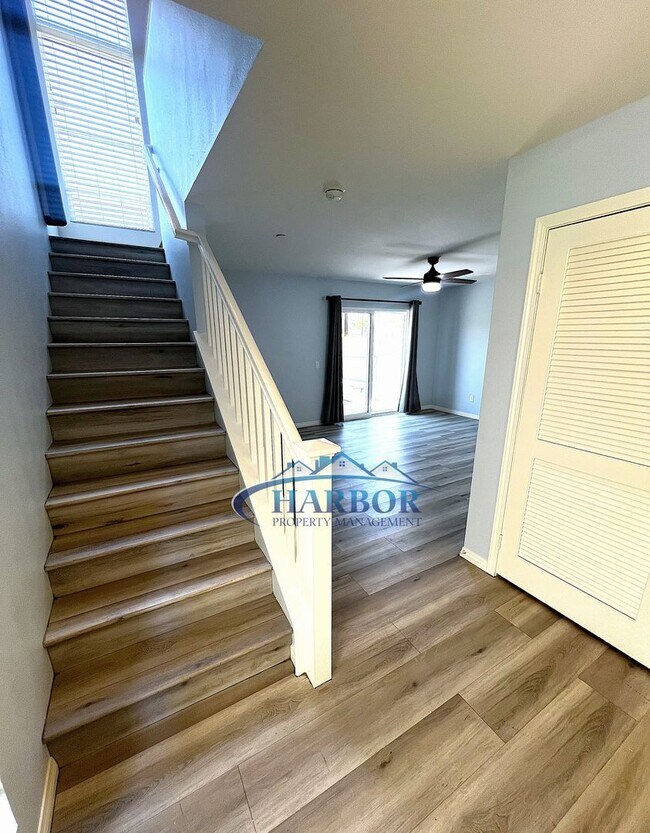 Foto del edificio - Elegant 3-Story, 4-Bedroom, 3-Bath Condo