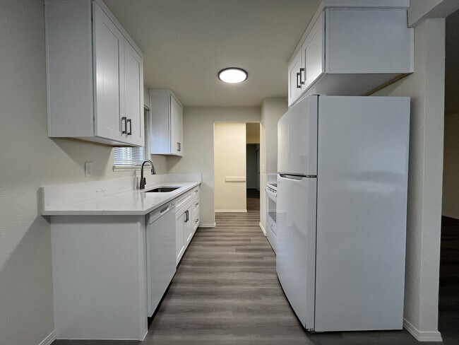 Building Photo - 2 Bed 1.5 Bath Spacious Apartment - New Washer and Dryer Hook-ups NEWLY REMODELED