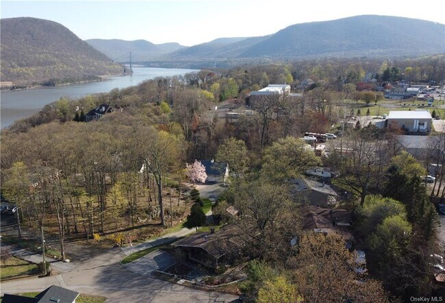 Foto del edificio - 10 Rivercrest Rd