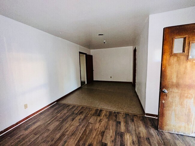Building Photo - 3 bed/2bath with W/D connections and 2 garages