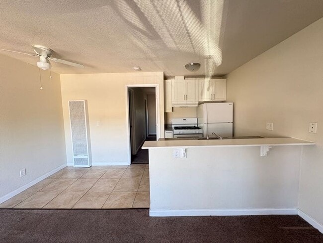 Building Photo - Gated, 1 Bed, 1 Bath Upstairs Apartment. L...