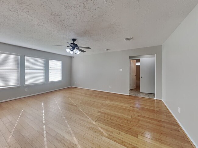 Building Photo - $750 Off Second Full Month rent if leased ...