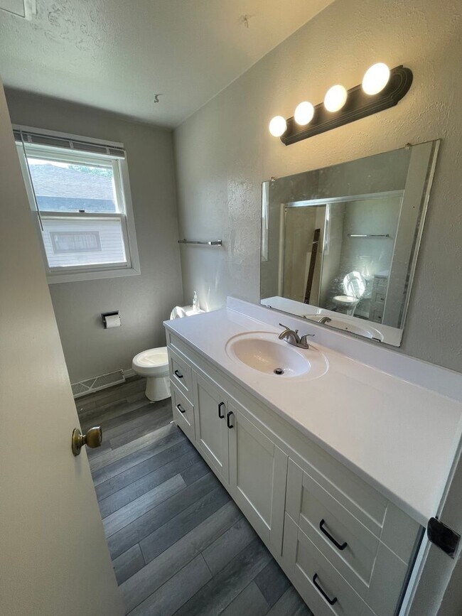 Building Photo - 2 Bed 1 Bath Ranch Duplex