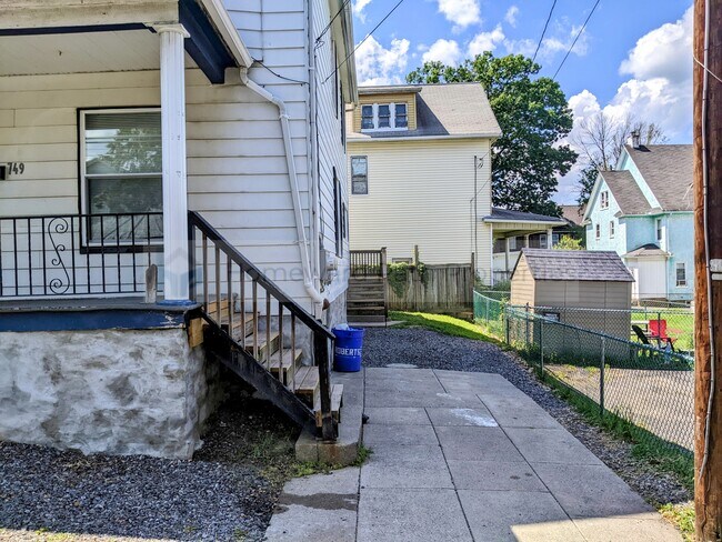 Foto del edificio - 749 Roberts Ct