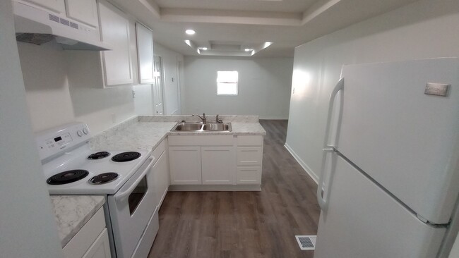 Foto del edificio - Remodeled 3 bed 2 bath home off of Greensb...