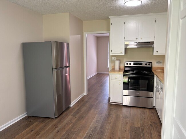 Foto del edificio - 102 Hickory Hills Ct