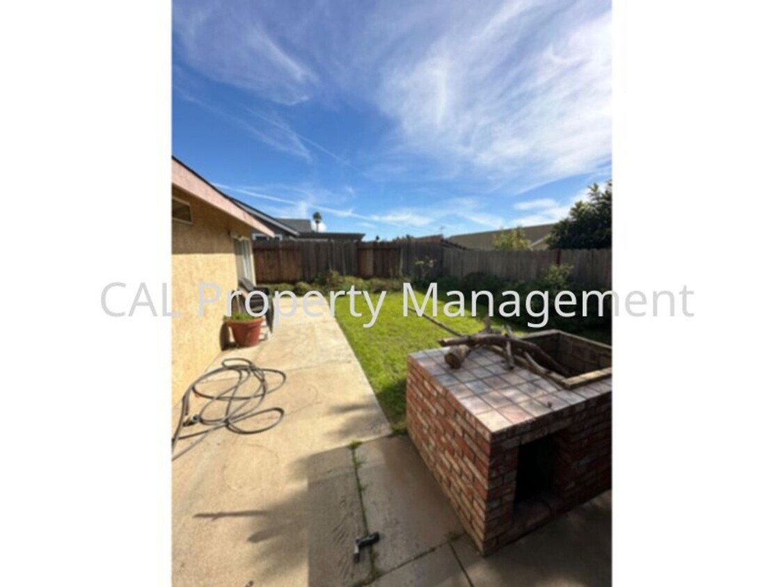 Foto del edificio - 3 Bedroom 2 Bath home in Soledad, CA