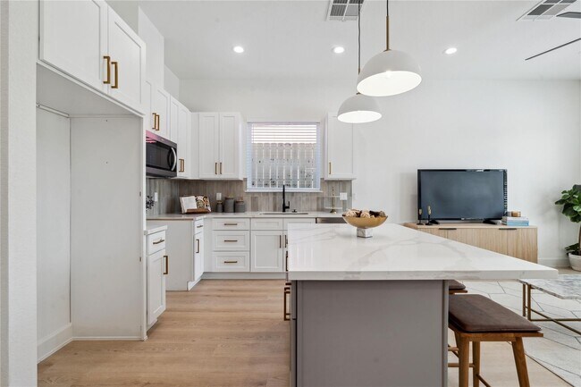 Foto del edificio - 6528 Weston St