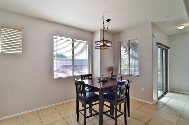 Foto del edificio - 240 W Juniper Ave
