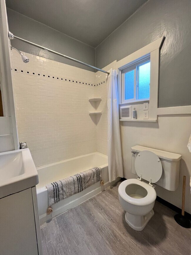 Building Photo - 3 bedroom, 1 bath house located in Wallace...