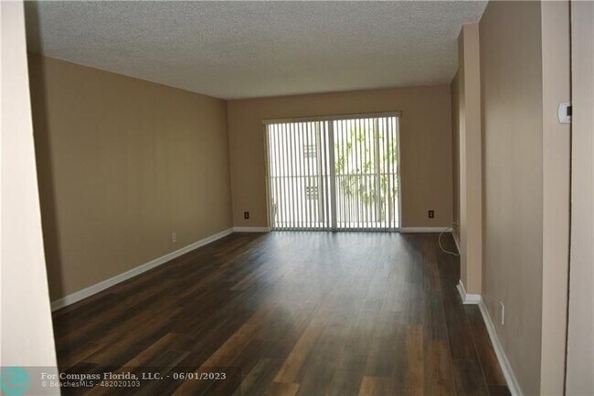 Foto del edificio - 8735 Ramblewood Dr