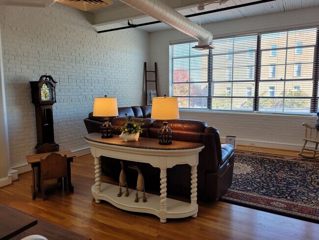 Building Photo - Furnished 2 Bedroom Condo at Historic Renf...