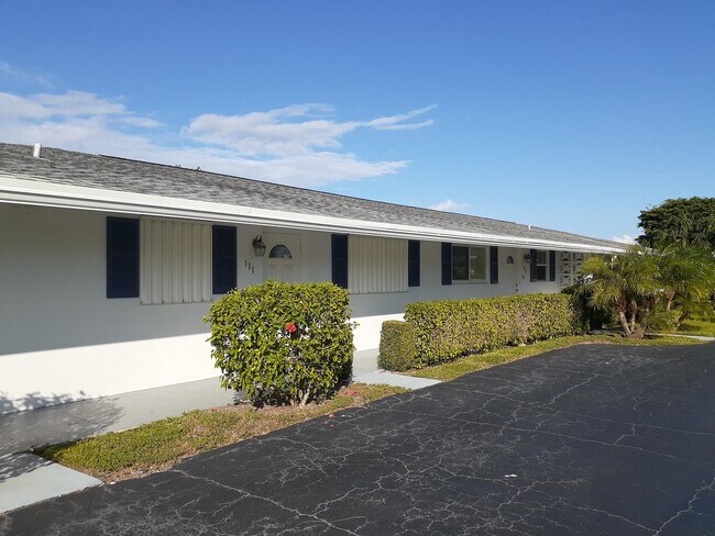 Building Photo - 2017 SW Golf Ln