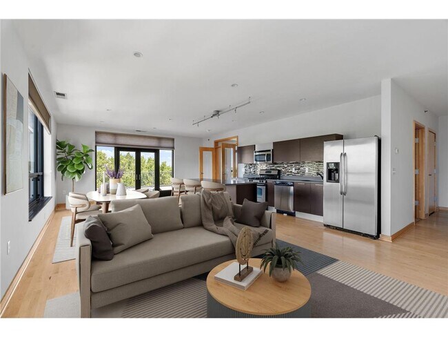 Foto del edificio - 3116 W Lake St