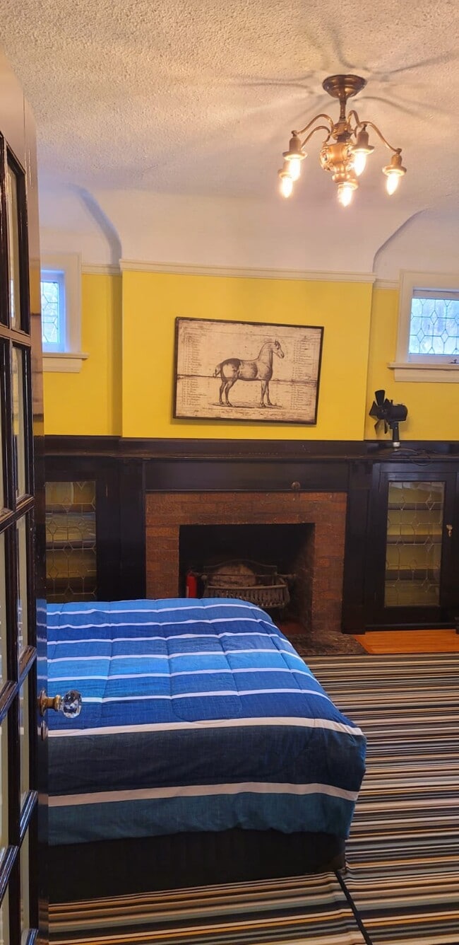 Building Photo - 180 Eileen Av