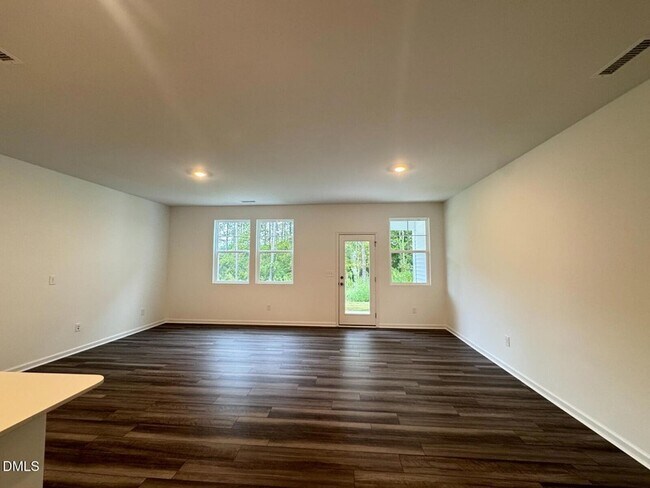 Foto del edificio - 229 Lily Patch Ln