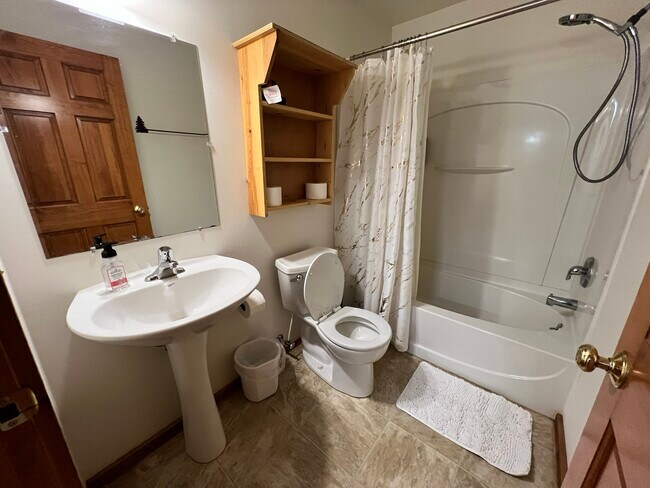 Foto del edificio - 207 Blossom Dr