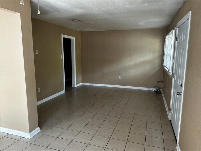 Foto del edificio - 137 Rosewood Dr