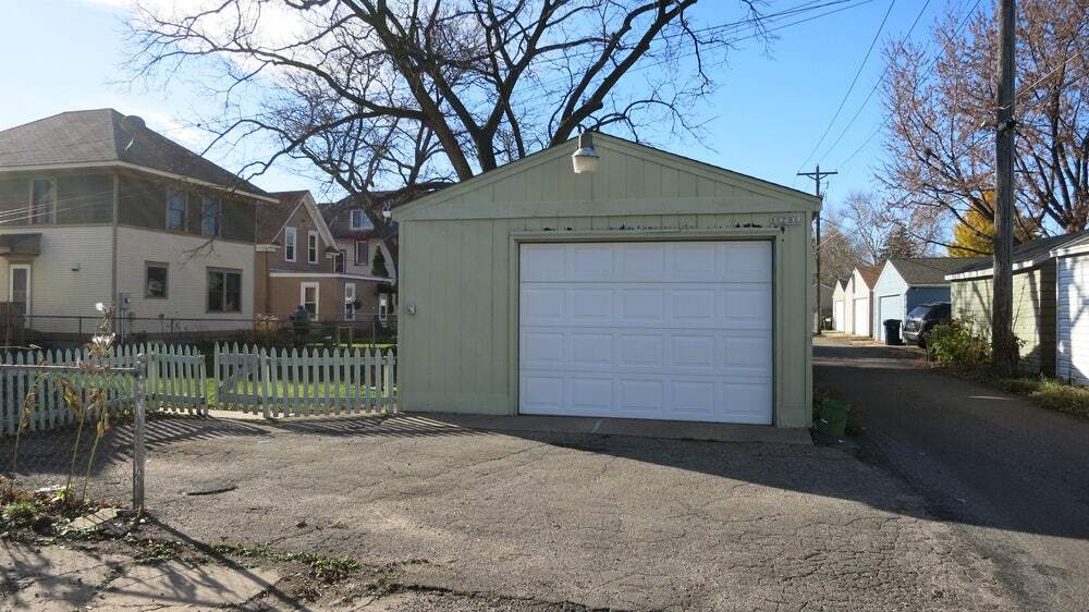 Garage - 1231 Thomas Ave W