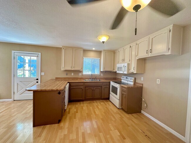 Foto del edificio - Charming 3 bedroom 1 bathroom single famil...