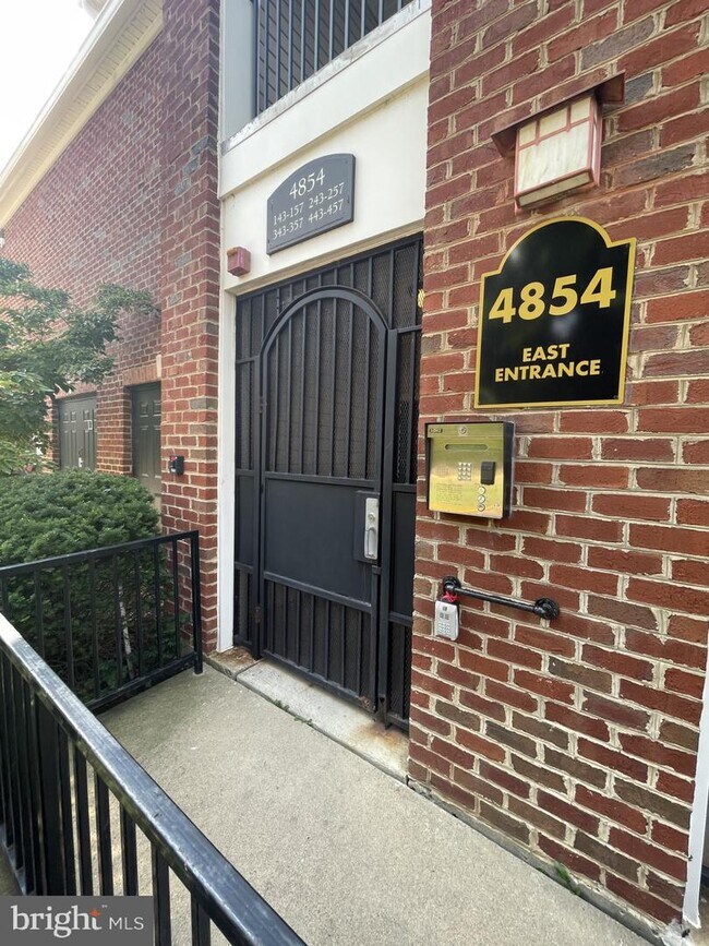 Foto del edificio - 4854 Eisenhower Ave