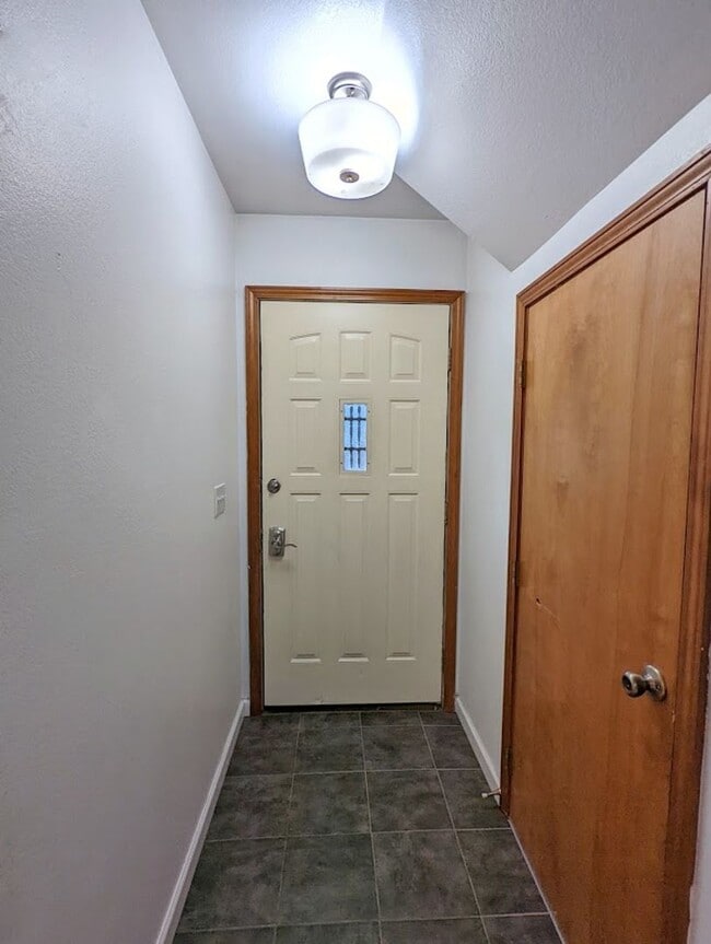 Building Photo - Backloop Sgl Fam Home, 3BD/2BA, Pet Friendly, 2 Car Garage