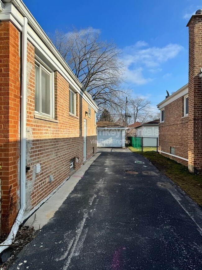 Foto del edificio - 14231 Dobson Ave