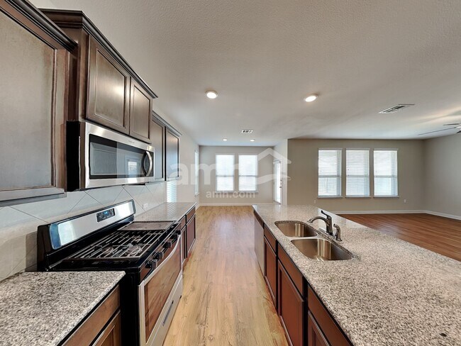 Foto del edificio - 8106 Cottage Rose Dr