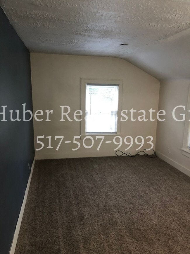 Building Photo - 1443.5 Roselawn Ave