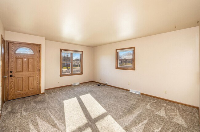 Building Photo - Amazing 3-4 bedroom single family home wit...