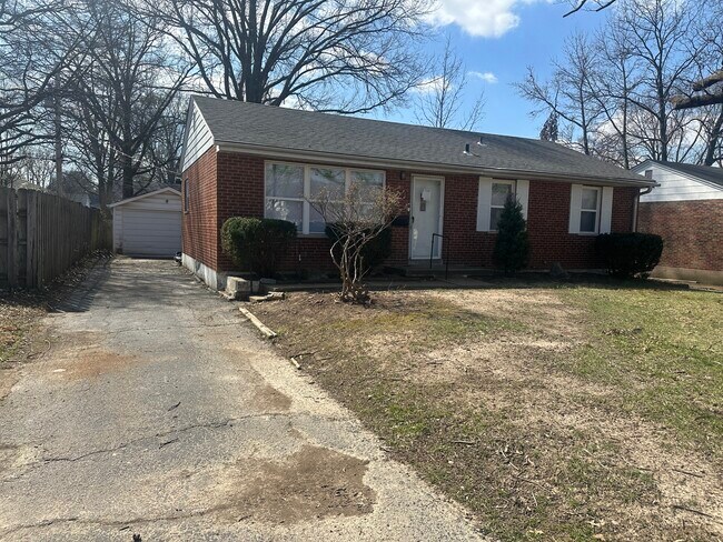 Private driveway with detached garage - 11376 Manchester Rd